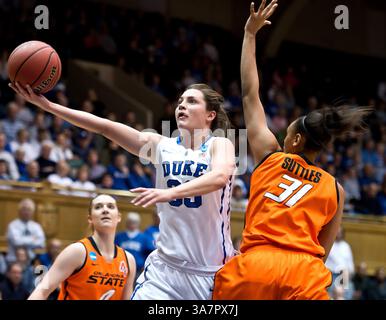 26. März 2013: Durham, NC, USA - Duke's Haley Peters (33) wird 31 während der ersten Halbzeit des NCAA-Turniers der Frauen im Cameron Indoor Stadium in Durham, North Carolina, verteidigt 2013. (Kreditbild: © Greg Mintel/MCT/ZUMAPRESS.com) Stockfoto