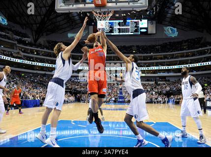 26. März 2013: Die Los Angeles Clippers POWER Forward Blake Griffin #32 wird von Dallas Mavericks POWER Forward Brandan Wright #34 und Dallas Mavericks POWER Forward Dirk Nowitzki #41 erstickt während eines NBA-Spiels zwischen den Los Angeles Clippers und den Dallas Mavericks im American Airlines Center in Dallas besiegte TX Dallas Los Angeles in OT 109-102(Credit Image: © Albert Pena/Cal Sport Media/ZUMAPRESS.com) Stockfoto