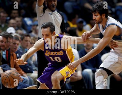 27. März 2013 – Minneapolis, MN, USA – Steve Nash (10) der Los Angeles Lakers wird am Mittwoch, den 27. März 2013, im ersten Quartal im Target Center in Minneapolis, Minnesota, von Ricky Rubio der Minnesota Timberwolves beworfen. (Kreditbild: © Carlos Gonzalez/MCT/ZUMAPRESS.com) Stockfoto