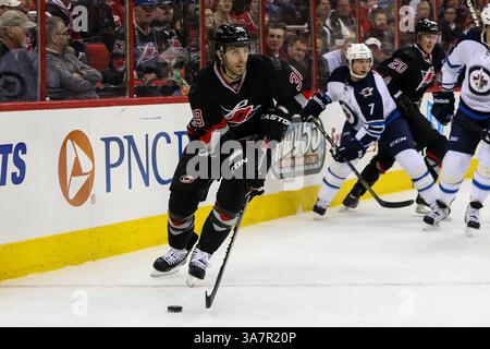 März 2013: Raleigh, North Carolina, USA S - Carolina Hurricanes Right Wing Patrick Dwyer (39) während des NHL-Spiels zwischen den Winnipeg Jets und den Carolina Hurricanes in der PNC Arena. Die Winnipeg Jets besiegten die Carolina Hurricanes mit 4:1. (Bild: © Andy Martin Jr./ZUMAPRESS.com) Stockfoto
