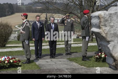 17. April 2013: Der Großherzog Henri von Luxemburg besucht zusammen mit seiner Frau Maria Teresa Mestre und dem österreichischen Bundespräsidenten Heinz Fischer das KZ Mauthausen. (Bild: © Patrick Domingo/ZUMAPRESS.com) Stockfoto