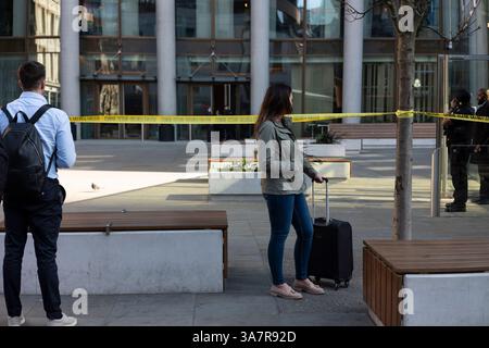 UK. März 2025. Stadtarbeiter versammeln sich in Bishopsgate, nachdem eine Person gestorben ist, nachdem sie aus einer Höhe in der Nähe der Liverpool Street gefallen ist. Der Vorfall ereignete sich vor dem Heron Tower in der Nähe der Liverpool Street Station entlang Bishopgate, City of London, Großbritannien 27. März 2025 Credit: Jeff Gilbert/Alamy Live News Stockfoto