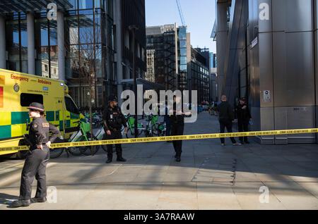 UK. März 2025. Stadtarbeiter versammeln sich in Bishopsgate, nachdem eine Person gestorben ist, nachdem sie aus einer Höhe in der Nähe der Liverpool Street gefallen ist. Der Vorfall ereignete sich vor dem Heron Tower in der Nähe der Liverpool Street Station entlang Bishopgate, City of London, Großbritannien 27. März 2025 Credit: Jeff Gilbert/Alamy Live News Stockfoto
