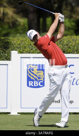 April 2013 - Hilton Head Island, SC, USA - Gary Woodland schlägt am Donnerstag, den 18. April 2013, bei der ersten Runde der RBC Heritage at Harbour Town Golf Links at Sea Pines auf Hilton Head Island, South Carolina, auf Platz 1 ab. (Bild: © Delayna Earley/MCT/ZUMAPRESS.com) Stockfoto
