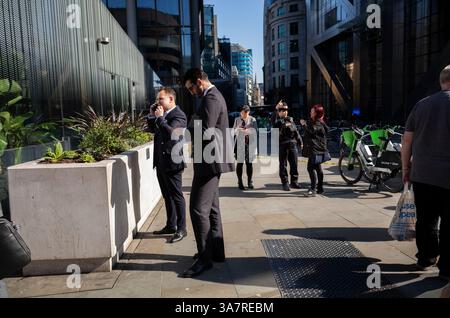 UK. März 2025. Stadtarbeiter versammeln sich in Bishopsgate, nachdem eine Person gestorben ist, nachdem sie aus einer Höhe in der Nähe der Liverpool Street gefallen ist. Der Vorfall ereignete sich vor dem Heron Tower in der Nähe der Liverpool Street Station entlang Bishopgate, City of London, Großbritannien 27. März 2025 Credit: Jeff Gilbert/Alamy Live News Stockfoto