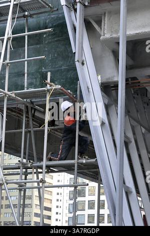 14. November 2012 - Seoul, Südkorea - Ein Bauarbeiter ist mit dem Bau eines Büroturms in Seoul beschäftigt, wo die Arbeitslosenquoten in diesem Monat unerwartet auf 3 Prozent gefallen sind, nachdem sie im September 3,1 Prozent waren. Die Arbeitslosenquote im Oktober ist Berichten zufolge die niedrigste seit Februar 2008. (Bild: © Thomas Michael Corcoran/ZUMAPRESS.com) Stockfoto