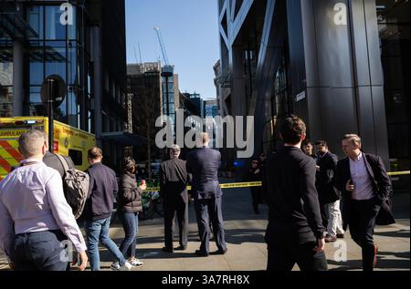 UK. März 2025. Stadtarbeiter versammeln sich in Bishopsgate, nachdem eine Person gestorben ist, nachdem sie aus einer Höhe in der Nähe der Liverpool Street gefallen ist. Der Vorfall ereignete sich vor dem Heron Tower in der Nähe der Liverpool Street Station entlang Bishopgate, City of London, Großbritannien 27. März 2025 Credit: Jeff Gilbert/Alamy Live News Stockfoto