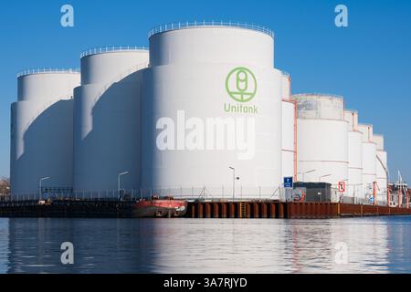 Berlin, Deutschland. März 2025. Blick auf die Unitank Tankfarm im Westhafen. Quelle: Hauke Schröder/dpa/Alamy Live News Stockfoto