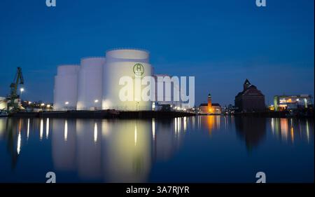 Berlin, Deutschland. März 2025. Blick auf die Unitank Tankfarm im Westhafen. Quelle: Hauke Schröder/dpa/Alamy Live News Stockfoto