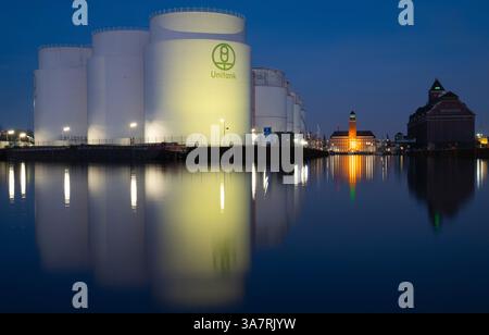 Berlin, Deutschland. März 2025. Blick auf die Unitank Tankfarm im Westhafen. Quelle: Hauke Schröder/dpa/Alamy Live News Stockfoto