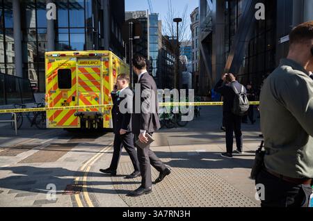 UK. März 2025. Stadtarbeiter versammeln sich in Bishopsgate, nachdem eine Person gestorben ist, nachdem sie aus einer Höhe in der Nähe der Liverpool Street gefallen ist. Der Vorfall ereignete sich vor dem Heron Tower in der Nähe der Liverpool Street Station entlang Bishopgate, City of London, Großbritannien 27. März 2025 Credit: Jeff Gilbert/Alamy Live News Stockfoto