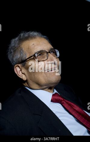 14. Juli 2009 – London, England, Großbritannien – Amartya Sen wurde vor seinem Vortrag „The Idea of Justice“ beim London Literature Festival im Southbank Centre vorgestellt... ER ist einer der weltweit führenden öffentlichen Intellektuellen. In dem Vortrag plädiert er für eine neue Theorie der Gerechtigkeit, die nicht nur die Zustimmung der Gemeinschaft erfordert, Gesetze zu erlassen, sondern auch von Außenstehenden, die betroffen sein könnten. Indem er sich von einem abstrakten ideal der vollkommenen Gesellschaft entfernt , argumentiert Sen , dass unser Gerechtigkeitsgefühl in der Welt verwurzelt sein kann , in der wir leben . Der Vortrag basiert auf dem neuen Buch "The Idea of Justice" (Penguin) nächste Woche (Credit Imag Stockfoto