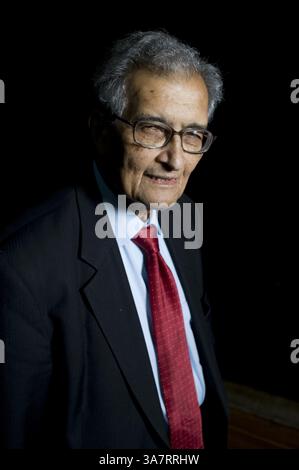 14. Juli 2009 – London, England, Großbritannien – Amartya Sen wurde vor seinem Vortrag „The Idea of Justice“ beim London Literature Festival im Southbank Centre vorgestellt... ER ist einer der weltweit führenden öffentlichen Intellektuellen. In dem Vortrag plädiert er für eine neue Theorie der Gerechtigkeit, die nicht nur die Zustimmung der Gemeinschaft erfordert, Gesetze zu erlassen, sondern auch von Außenstehenden, die betroffen sein könnten. Indem er sich von einem abstrakten ideal der vollkommenen Gesellschaft entfernt , argumentiert Sen , dass unser Gerechtigkeitsgefühl in der Welt verwurzelt sein kann , in der wir leben . Der Vortrag basiert auf dem neuen Buch "The Idea of Justice" (Penguin) nächste Woche (Credit Imag Stockfoto