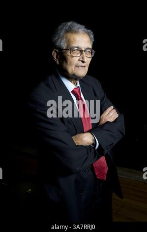 14. Juli 2009 – London, England, Großbritannien – Amartya Sen wurde vor seinem Vortrag „The Idea of Justice“ beim London Literature Festival im Southbank Centre vorgestellt... ER ist einer der weltweit führenden öffentlichen Intellektuellen. In dem Vortrag plädiert er für eine neue Theorie der Gerechtigkeit, die nicht nur die Zustimmung der Gemeinschaft erfordert, Gesetze zu erlassen, sondern auch von Außenstehenden, die betroffen sein könnten. Indem er sich von einem abstrakten ideal der vollkommenen Gesellschaft entfernt , argumentiert Sen , dass unser Gerechtigkeitsgefühl in der Welt verwurzelt sein kann , in der wir leben . Der Vortrag basiert auf dem neuen Buch "The Idea of Justice" (Penguin) nächste Woche (Credit Imag Stockfoto