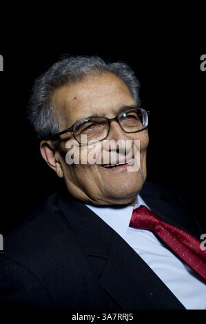 14. Juli 2009 – London, England, Großbritannien – Amartya Sen wurde vor seinem Vortrag „The Idea of Justice“ beim London Literature Festival im Southbank Centre vorgestellt... ER ist einer der weltweit führenden öffentlichen Intellektuellen. In dem Vortrag plädiert er für eine neue Theorie der Gerechtigkeit, die nicht nur die Zustimmung der Gemeinschaft erfordert, Gesetze zu erlassen, sondern auch von Außenstehenden, die betroffen sein könnten. Indem er sich von einem abstrakten ideal der vollkommenen Gesellschaft entfernt , argumentiert Sen , dass unser Gerechtigkeitsgefühl in der Welt verwurzelt sein kann , in der wir leben . Der Vortrag basiert auf dem neuen Buch "The Idea of Justice" (Penguin) nächste Woche (Credit Imag Stockfoto