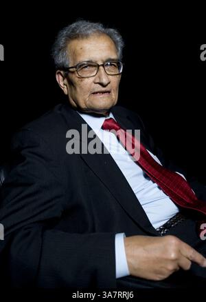 14. Juli 2009 – London, England, Großbritannien – Amartya Sen wurde vor seinem Vortrag „The Idea of Justice“ beim London Literature Festival im Southbank Centre vorgestellt... ER ist einer der weltweit führenden öffentlichen Intellektuellen. In dem Vortrag plädiert er für eine neue Theorie der Gerechtigkeit, die nicht nur die Zustimmung der Gemeinschaft erfordert, Gesetze zu erlassen, sondern auch von Außenstehenden, die betroffen sein könnten. Indem er sich von einem abstrakten ideal der vollkommenen Gesellschaft entfernt , argumentiert Sen , dass unser Gerechtigkeitsgefühl in der Welt verwurzelt sein kann , in der wir leben . Der Vortrag basiert auf dem neuen Buch "The Idea of Justice" (Penguin) nächste Woche (Credit Imag Stockfoto