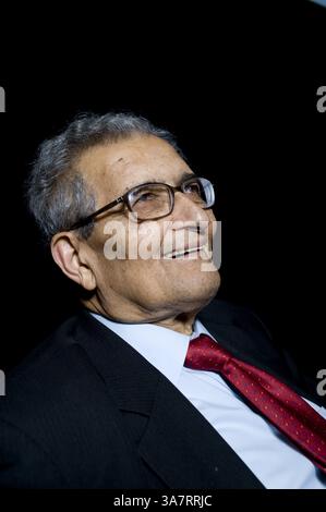14. Juli 2009 – London, England, Großbritannien – Amartya Sen wurde vor seinem Vortrag „The Idea of Justice“ beim London Literature Festival im Southbank Centre vorgestellt... ER ist einer der weltweit führenden öffentlichen Intellektuellen. In dem Vortrag plädiert er für eine neue Theorie der Gerechtigkeit, die nicht nur die Zustimmung der Gemeinschaft erfordert, Gesetze zu erlassen, sondern auch von Außenstehenden, die betroffen sein könnten. Indem er sich von einem abstrakten ideal der vollkommenen Gesellschaft entfernt , argumentiert Sen , dass unser Gerechtigkeitsgefühl in der Welt verwurzelt sein kann , in der wir leben . Der Vortrag basiert auf dem neuen Buch "The Idea of Justice" (Penguin) nächste Woche (Credit Imag Stockfoto