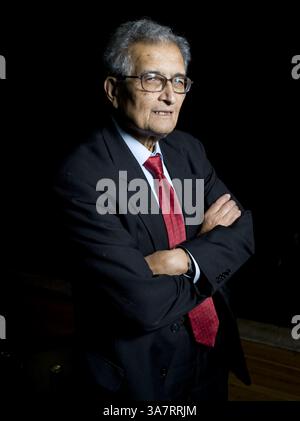 14. Juli 2009 – London, England, Großbritannien – Amartya Sen wurde vor seinem Vortrag „The Idea of Justice“ beim London Literature Festival im Southbank Centre vorgestellt... ER ist einer der weltweit führenden öffentlichen Intellektuellen. In dem Vortrag plädiert er für eine neue Theorie der Gerechtigkeit, die nicht nur die Zustimmung der Gemeinschaft erfordert, Gesetze zu erlassen, sondern auch von Außenstehenden, die betroffen sein könnten. Indem er sich von einem abstrakten ideal der vollkommenen Gesellschaft entfernt , argumentiert Sen , dass unser Gerechtigkeitsgefühl in der Welt verwurzelt sein kann , in der wir leben . Der Vortrag basiert auf dem neuen Buch "The Idea of Justice" (Penguin) nächste Woche (Credit Imag Stockfoto