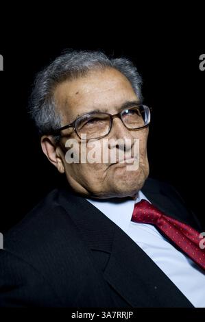 14. Juli 2009 – London, England, Großbritannien – Amartya Sen wurde vor seinem Vortrag „The Idea of Justice“ beim London Literature Festival im Southbank Centre vorgestellt... ER ist einer der weltweit führenden öffentlichen Intellektuellen. In dem Vortrag plädiert er für eine neue Theorie der Gerechtigkeit, die nicht nur die Zustimmung der Gemeinschaft erfordert, Gesetze zu erlassen, sondern auch von Außenstehenden, die betroffen sein könnten. Indem er sich von einem abstrakten ideal der vollkommenen Gesellschaft entfernt , argumentiert Sen , dass unser Gerechtigkeitsgefühl in der Welt verwurzelt sein kann , in der wir leben . Der Vortrag basiert auf dem neuen Buch "The Idea of Justice" (Penguin) nächste Woche (Credit Imag Stockfoto