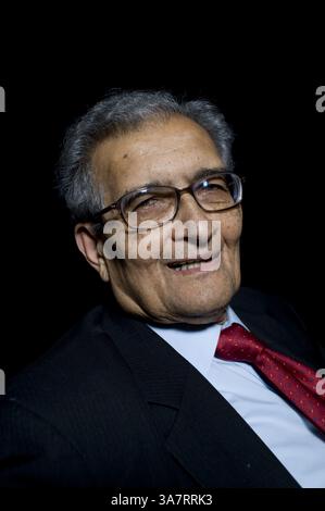 14. Juli 2009 – London, England, Großbritannien – Amartya Sen wurde vor seinem Vortrag „The Idea of Justice“ beim London Literature Festival im Southbank Centre vorgestellt... ER ist einer der weltweit führenden öffentlichen Intellektuellen. In dem Vortrag plädiert er für eine neue Theorie der Gerechtigkeit, die nicht nur die Zustimmung der Gemeinschaft erfordert, Gesetze zu erlassen, sondern auch von Außenstehenden, die betroffen sein könnten. Indem er sich von einem abstrakten ideal der vollkommenen Gesellschaft entfernt , argumentiert Sen , dass unser Gerechtigkeitsgefühl in der Welt verwurzelt sein kann , in der wir leben . Der Vortrag basiert auf dem neuen Buch "The Idea of Justice" (Penguin) nächste Woche (Credit Imag Stockfoto