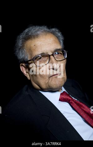 14. Juli 2009 – London, England, Großbritannien – Amartya Sen wurde vor seinem Vortrag „The Idea of Justice“ beim London Literature Festival im Southbank Centre vorgestellt... ER ist einer der weltweit führenden öffentlichen Intellektuellen. In dem Vortrag plädiert er für eine neue Theorie der Gerechtigkeit, die nicht nur die Zustimmung der Gemeinschaft erfordert, Gesetze zu erlassen, sondern auch von Außenstehenden, die betroffen sein könnten. Indem er sich von einem abstrakten ideal der vollkommenen Gesellschaft entfernt , argumentiert Sen , dass unser Gerechtigkeitsgefühl in der Welt verwurzelt sein kann , in der wir leben . Der Vortrag basiert auf dem neuen Buch "The Idea of Justice" (Penguin) nächste Woche (Credit Imag Stockfoto