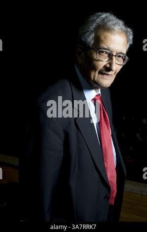 14. Juli 2009 – London, England, Großbritannien – Amartya Sen wurde vor seinem Vortrag „The Idea of Justice“ beim London Literature Festival im Southbank Centre vorgestellt... ER ist einer der weltweit führenden öffentlichen Intellektuellen. In dem Vortrag plädiert er für eine neue Theorie der Gerechtigkeit, die nicht nur die Zustimmung der Gemeinschaft erfordert, Gesetze zu erlassen, sondern auch von Außenstehenden, die betroffen sein könnten. Indem er sich von einem abstrakten ideal der vollkommenen Gesellschaft entfernt , argumentiert Sen , dass unser Gerechtigkeitsgefühl in der Welt verwurzelt sein kann , in der wir leben . Der Vortrag basiert auf dem neuen Buch "The Idea of Justice" (Penguin) nächste Woche (Credit Imag Stockfoto