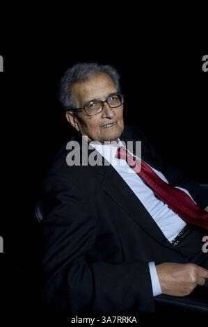 14. Juli 2009 – London, England, Großbritannien – Amartya Sen wurde vor seinem Vortrag „The Idea of Justice“ beim London Literature Festival im Southbank Centre vorgestellt... ER ist einer der weltweit führenden öffentlichen Intellektuellen. In dem Vortrag plädiert er für eine neue Theorie der Gerechtigkeit, die nicht nur die Zustimmung der Gemeinschaft erfordert, Gesetze zu erlassen, sondern auch von Außenstehenden, die betroffen sein könnten. Indem er sich von einem abstrakten ideal der vollkommenen Gesellschaft entfernt , argumentiert Sen , dass unser Gerechtigkeitsgefühl in der Welt verwurzelt sein kann , in der wir leben . Der Vortrag basiert auf dem neuen Buch "The Idea of Justice" (Penguin) nächste Woche (Credit Imag Stockfoto