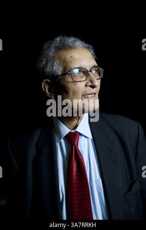 14. Juli 2009 – London, England, Großbritannien – Amartya Sen wurde vor seinem Vortrag „The Idea of Justice“ beim London Literature Festival im Southbank Centre vorgestellt... ER ist einer der weltweit führenden öffentlichen Intellektuellen. In dem Vortrag plädiert er für eine neue Theorie der Gerechtigkeit, die nicht nur die Zustimmung der Gemeinschaft erfordert, Gesetze zu erlassen, sondern auch von Außenstehenden, die betroffen sein könnten. Indem er sich von einem abstrakten ideal der vollkommenen Gesellschaft entfernt , argumentiert Sen , dass unser Gerechtigkeitsgefühl in der Welt verwurzelt sein kann , in der wir leben . Der Vortrag basiert auf dem neuen Buch "The Idea of Justice" (Penguin) nächste Woche (Credit Imag Stockfoto