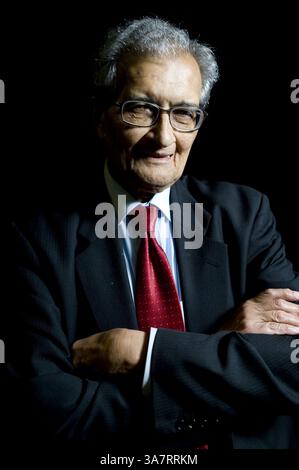 14. Juli 2009 – London, England, Großbritannien – Amartya Sen wurde vor seinem Vortrag „The Idea of Justice“ beim London Literature Festival im Southbank Centre vorgestellt... ER ist einer der weltweit führenden öffentlichen Intellektuellen. In dem Vortrag plädiert er für eine neue Theorie der Gerechtigkeit, die nicht nur die Zustimmung der Gemeinschaft erfordert, Gesetze zu erlassen, sondern auch von Außenstehenden, die betroffen sein könnten. Indem er sich von einem abstrakten ideal der vollkommenen Gesellschaft entfernt , argumentiert Sen , dass unser Gerechtigkeitsgefühl in der Welt verwurzelt sein kann , in der wir leben . Der Vortrag basiert auf dem neuen Buch "The Idea of Justice" (Penguin) nächste Woche (Credit Imag Stockfoto