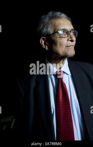 14. Juli 2009 – London, England, Großbritannien – Amartya Sen wurde vor seinem Vortrag „The Idea of Justice“ beim London Literature Festival im Southbank Centre vorgestellt... ER ist einer der weltweit führenden öffentlichen Intellektuellen. In dem Vortrag plädiert er für eine neue Theorie der Gerechtigkeit, die nicht nur die Zustimmung der Gemeinschaft erfordert, Gesetze zu erlassen, sondern auch von Außenstehenden, die betroffen sein könnten. Indem er sich von einem abstrakten ideal der vollkommenen Gesellschaft entfernt , argumentiert Sen , dass unser Gerechtigkeitsgefühl in der Welt verwurzelt sein kann , in der wir leben . Der Vortrag basiert auf dem neuen Buch "The Idea of Justice" (Penguin) nächste Woche (Credit Imag Stockfoto