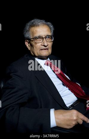 14. Juli 2009 – London, England, Großbritannien – Amartya Sen wurde vor seinem Vortrag „The Idea of Justice“ beim London Literature Festival im Southbank Centre vorgestellt... ER ist einer der weltweit führenden öffentlichen Intellektuellen. In dem Vortrag plädiert er für eine neue Theorie der Gerechtigkeit, die nicht nur die Zustimmung der Gemeinschaft erfordert, Gesetze zu erlassen, sondern auch von Außenstehenden, die betroffen sein könnten. Indem er sich von einem abstrakten ideal der vollkommenen Gesellschaft entfernt , argumentiert Sen , dass unser Gerechtigkeitsgefühl in der Welt verwurzelt sein kann , in der wir leben . Der Vortrag basiert auf dem neuen Buch "The Idea of Justice" (Penguin) nächste Woche (Credit Imag Stockfoto