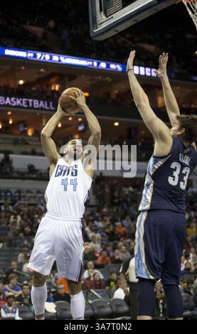 November 2012 - Charlotte, NC, USA Marc Gasol (33) der Memphis Grizzlies verteidigt einen Schuss von Jeffery Taylor (44) in der Time Warner Cable Arena in Charlotte, N.C., am 17. November 2012. (Bild: © Jeff Hahne/ZUMAPRESS.com) Stockfoto