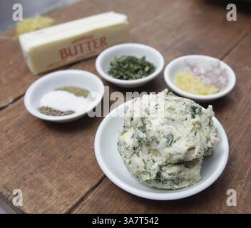 November 2012 – Detroit, MI, USA – Schritt 1: Alle Zutaten des Kräuterbutters in einer kleinen Schüssel vermischen. Zusammengesetzte Butter sind eine einfache Möglichkeit, Ihrem truthahn Geschmack zu verleihen. Sie können sie mit einer Vielzahl von Geschmackskombinationen wie frischen Kräutern, Gewürzen, Gewürzen und Aromaten herstellen. (Bild: © Jarrad Henderson/MCT/ZUMAPRESS.com) Stockfoto