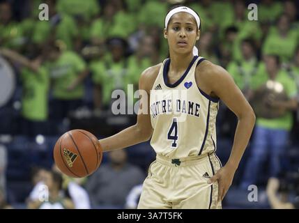 18. November 2012: South Bend, Indiana, Vereinigte Staaten von Amerika - 18. November 2012: Notre Dame schützt Skylar Diggins (4) während des NCAA Women's Basketball-Spiels zwischen den Notre Dame Fighting Irish und den Massachusetts Minutewomen im Purcell Pavilion im Joyce Center in South Bend, Indiana. Notre Dame besiegte Massachusetts 94–50. (Bild: © John Mersits/Cal Sport Media/ZUMAPRESS.com) Stockfoto