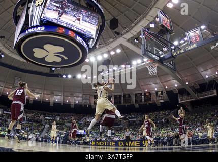 18. November 2012 - South Bend, Indiana, USA - Notre Dame Stürmer NATALIE ACHONWA (11) fährt während des NCAA Women's Basketball-Spiels zwischen den Notre Dame Fighting Irish und den Massachusetts Minutewomen im Purcell Pavilion im Joyce Center zum Korb. (Bild: © John Mersits/Cal Sport Media/ZUMAPRESS.com) Stockfoto