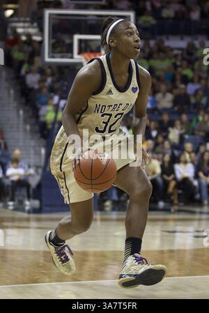 18. November 2012: South Bend, Indiana, Vereinigte Staaten von Amerika - 18. November 2012: Jewell Loyd () von Notre Dame, Wachmann von Notre Dame, Jewell Loyd (32), macht einen Schuss während des NCAA Women's Basketball-Spiels zwischen den Notre Dame Fighting Irish und den Massachusetts Minutewomen im Purcell Pavilion im Joyce Center in South Bend, Indiana. Notre Dame besiegte Massachusetts 94–50. (Bild: © John Mersits/Cal Sport Media/ZUMAPRESS.com) Stockfoto