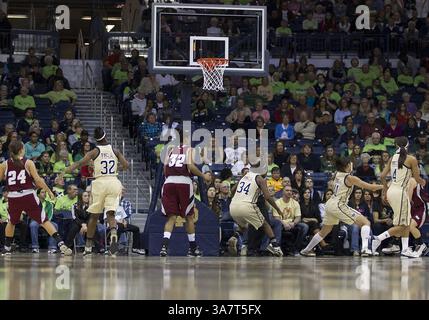18. November 2012: South Bend, Indiana, Vereinigte Staaten von Amerika - 18. November 2012: Ein allgemeiner Überblick über die Action während des NCAA Women's Basketball-Spiels zwischen den Notre Dame Fighting Irish und den Massachusetts Minutewomen im Purcell Pavilion im Joyce Center in South Bend, Indiana. Notre Dame besiegte Massachusetts 94–50. (Bild: © John Mersits/Cal Sport Media/ZUMAPRESS.com) Stockfoto