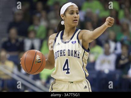 18. November 2012: South Bend, Indiana, Vereinigte Staaten von Amerika - 18. November 2012: Skylar Diggins (4) leitet die Offensive während des NCAA Women's Basketball-Spiels zwischen den Notre Dame Fighting Irish und den Massachusetts Minutewomen im Purcell Pavilion im Joyce Center in South Bend, Indiana. Notre Dame besiegte Massachusetts 94–50. (Bild: © John Mersits/Cal Sport Media/ZUMAPRESS.com) Stockfoto