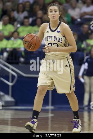 18. November 2012: South Bend, Indiana, Vereinigte Staaten von Amerika - 18. November 2012: Notre Dame Garde Michaela Mabrey (23) dribbelt den Ball während der NCAA Women's Basketball-Action zwischen den Notre Dame Fighting Irish und den Massachusetts Minutewomen im Purcell Pavilion im Joyce Center in South Bend, Indiana. Notre Dame besiegte Massachusetts 94–50. (Bild: © John Mersits/Cal Sport Media/ZUMAPRESS.com) Stockfoto