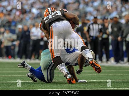 18. November 2012: Trent Richardson (33) wird im 39 Spiel zwischen den Cleveland Browns und den Dallas Cowboys im Cowboy Stadium in Arlington, Texas, von Dallas Cowboys umgebracht. Dallas gewinnt 23:20. Stockfoto