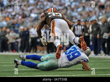 18. November 2012: Trent Richardson (33) wird im 39 Spiel zwischen den Cleveland Browns und den Dallas Cowboys im Cowboy Stadium in Arlington, Texas, von Dallas Cowboys umgebracht. Dallas gewinnt 23:20. Stockfoto