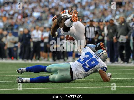 18. November 2012: Trent Richardson (33) wird im 39 Spiel zwischen den Cleveland Browns und den Dallas Cowboys im Cowboy Stadium in Arlington, Texas, von Dallas Cowboys umgebracht. Dallas gewinnt 23:20. Stockfoto