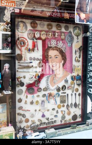 London, Großbritannien, 23. April 2024, Ausstellung von Erinnerungsstücken von Königin Elizabeth II. In einem Schaufenster Stockfoto