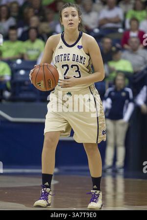 18. November 2012: South Bend, Indiana, Vereinigte Staaten von Amerika - 18. November 2012: Notre Dame Garde Michaela Mabrey (23) dribbelt den Ball während der NCAA Women's Basketball-Action zwischen den Notre Dame Fighting Irish und den Massachusetts Minutewomen im Purcell Pavilion im Joyce Center in South Bend, Indiana. Notre Dame besiegte Massachusetts 94–50. (Bild: © John Mersits/Cal Sport Media/ZUMAPRESS.com) Stockfoto
