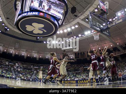 18. November 2012: South Bend, Indiana, Vereinigte Staaten von Amerika - 18. November 2012: Eine allgemeine Ansicht, wie Notre Dame Garde Jewell Loyd (32) den Ball während der NCAA Women's Basketball-Action zwischen den Notre Dame Fighting Irish und den Massachusetts Minutewomen im Purcell Pavilion im Joyce Center in South Bend, Indiana, schießt. Notre Dame besiegte Massachusetts 94–50. (Bild: © John Mersits/Cal Sport Media/ZUMAPRESS.com) Stockfoto