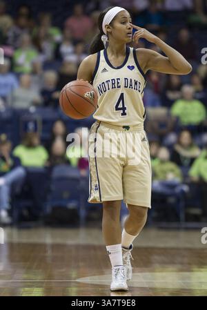 18. November 2012: South Bend, Indiana, Vereinigte Staaten von Amerika - 18. November 2012: Notre Dame Guard Skylar Diggins (4) dribbelt den Ball während der NCAA Women's Basketball-Action zwischen den Notre Dame Fighting Irish und den Massachusetts Minutewomen im Purcell Pavilion im Joyce Center in South Bend, Indiana. Notre Dame besiegte Massachusetts 94–50. (Bild: © John Mersits/Cal Sport Media/ZUMAPRESS.com) Stockfoto