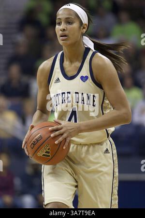 18. November 2012: South Bend, Indiana, Vereinigte Staaten von Amerika - 18. November 2012: Notre Dame schützt Skylar Diggins (4) während des NCAA Women's Basketball-Spiels zwischen den Notre Dame Fighting Irish und den Massachusetts Minutewomen im Purcell Pavilion im Joyce Center in South Bend, Indiana. Notre Dame besiegte Massachusetts 94–50. (Bild: © John Mersits/Cal Sport Media/ZUMAPRESS.com) Stockfoto