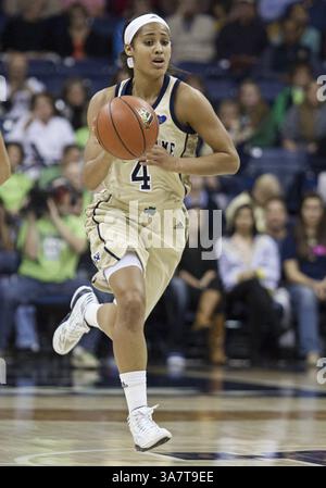 18. November 2012: South Bend, Indiana, Vereinigte Staaten von Amerika - 18. November 2012: Notre Dame Guard Skylar Diggins (4) dribbelt den Ball während der NCAA Women's Basketball-Action zwischen den Notre Dame Fighting Irish und den Massachusetts Minutewomen im Purcell Pavilion im Joyce Center in South Bend, Indiana. Notre Dame besiegte Massachusetts 94–50. (Bild: © John Mersits/Cal Sport Media/ZUMAPRESS.com) Stockfoto