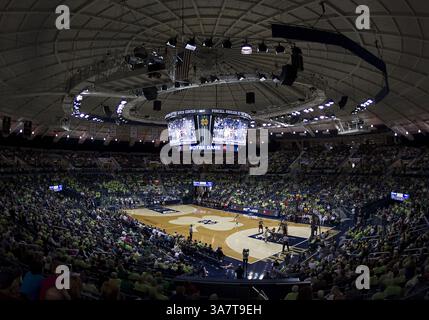 18. November 2012: South Bend, Indiana, Vereinigte Staaten von Amerika - 18. November 2012: Ein allgemeiner Überblick über das Spielfeld während der NCAA Women's Basketball Action zwischen den Notre Dame Fighting Irish und den Massachusetts Minutewomen im Purcell Pavilion im Joyce Center in South Bend, Indiana. Notre Dame besiegte Massachusetts 94–50. (Bild: © John Mersits/Cal Sport Media/ZUMAPRESS.com) Stockfoto