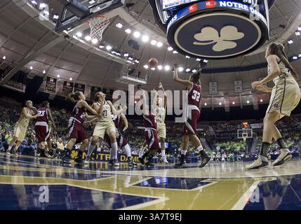 18. November 2012: South Bend, Indiana, Vereinigte Staaten von Amerika - 18. November 2012: Eine allgemeine Ansicht, wie der Wachmann von Notre Dame Skylar Diggins (4) den Ball während der NCAA Women's Basketball-Action zwischen den Notre Dame Fighting Irish und den Massachusetts Minutewomen im Purcell Pavilion im Joyce Center in South Bend, Indiana, schießt. Notre Dame besiegte Massachusetts 94–50. (Bild: © John Mersits/Cal Sport Media/ZUMAPRESS.com) Stockfoto